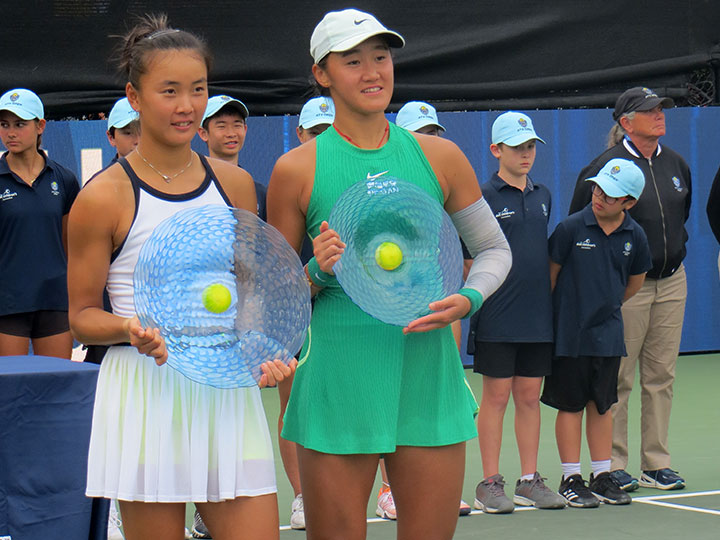 Yuan Yue and Wang Xiyu pose with their trophies at the ATX Open.